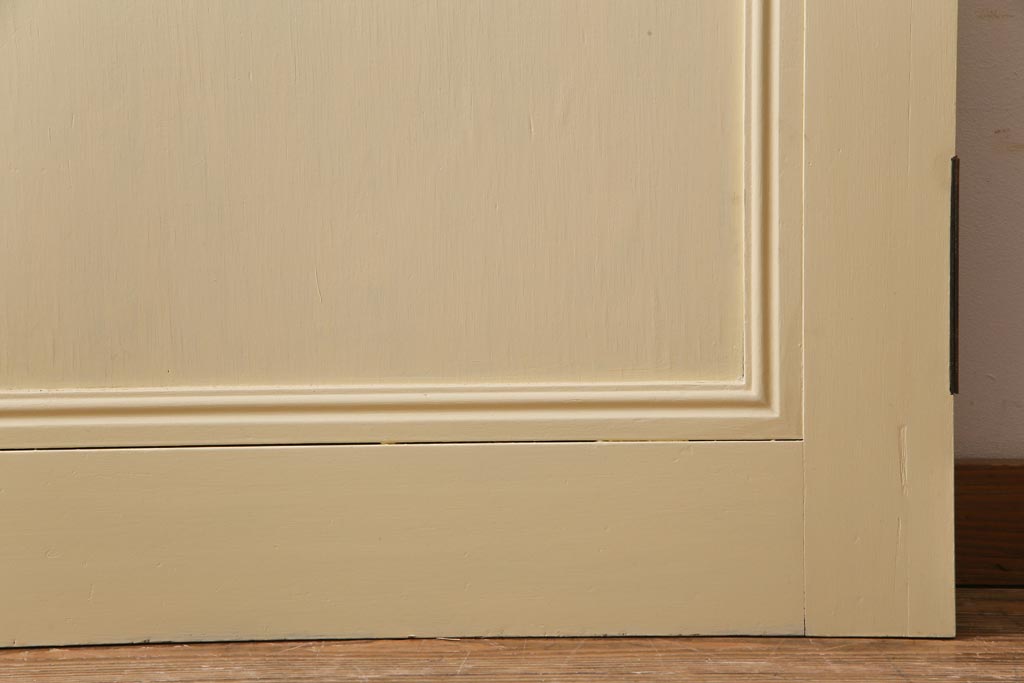 ペイント建具　明るい印象を与えるレトロなプレスガラス入りのドア(扉)
