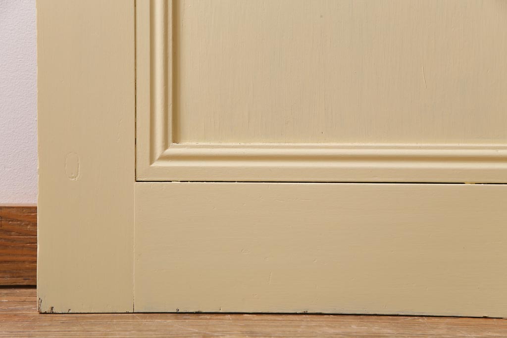ペイント建具　明るい印象を与えるレトロなプレスガラス入りのドア(扉)