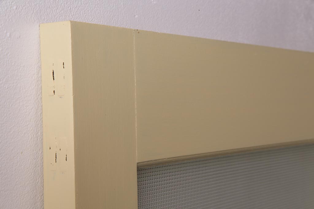 ペイント建具　明るい印象を与えるレトロなプレスガラス入りのドア(扉)