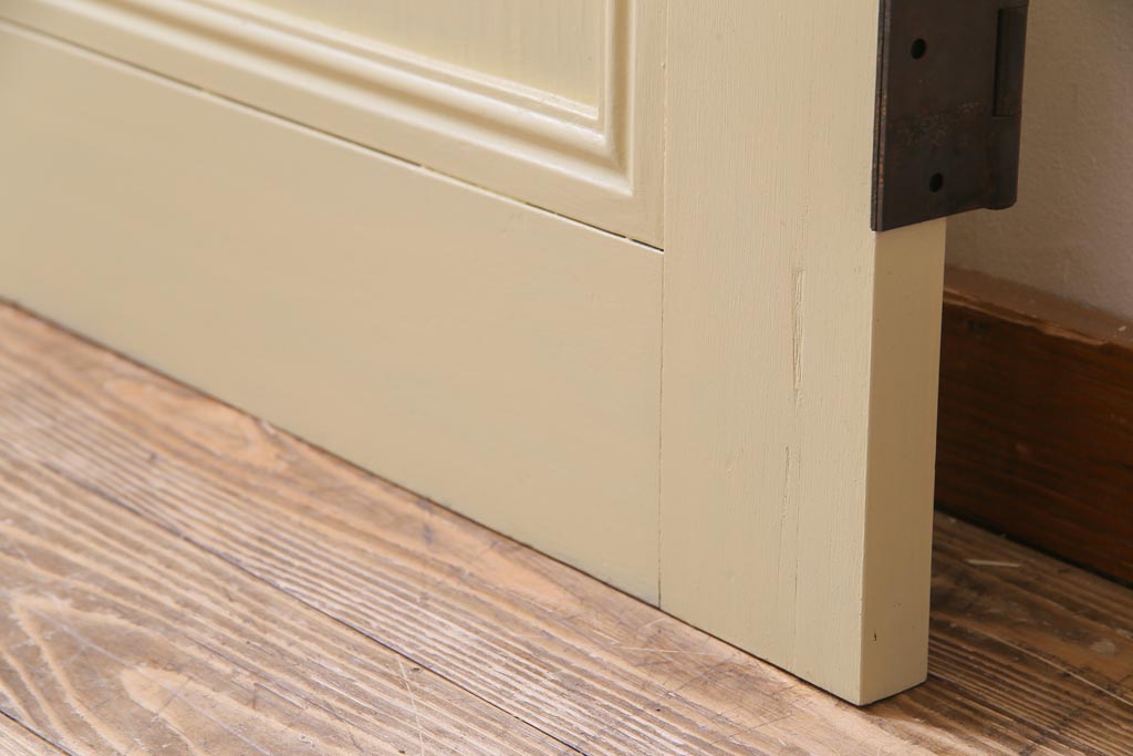 ペイント建具　明るい印象を与えるレトロなプレスガラス入りのドア(扉)