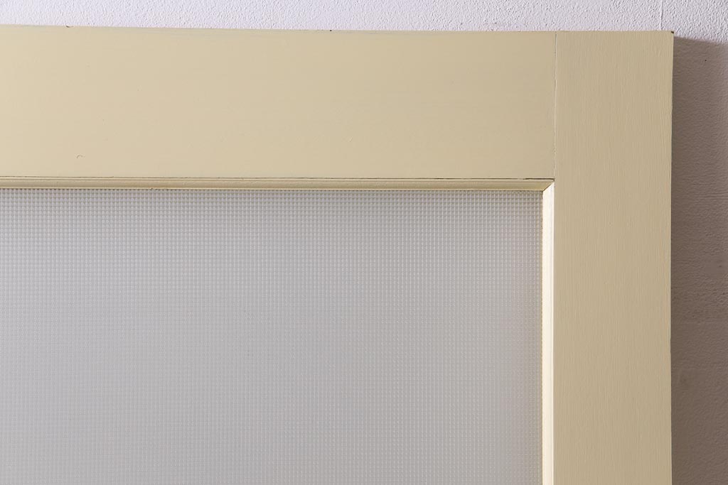 ペイント建具　明るい印象を与えるレトロなプレスガラス入りのドア(扉)