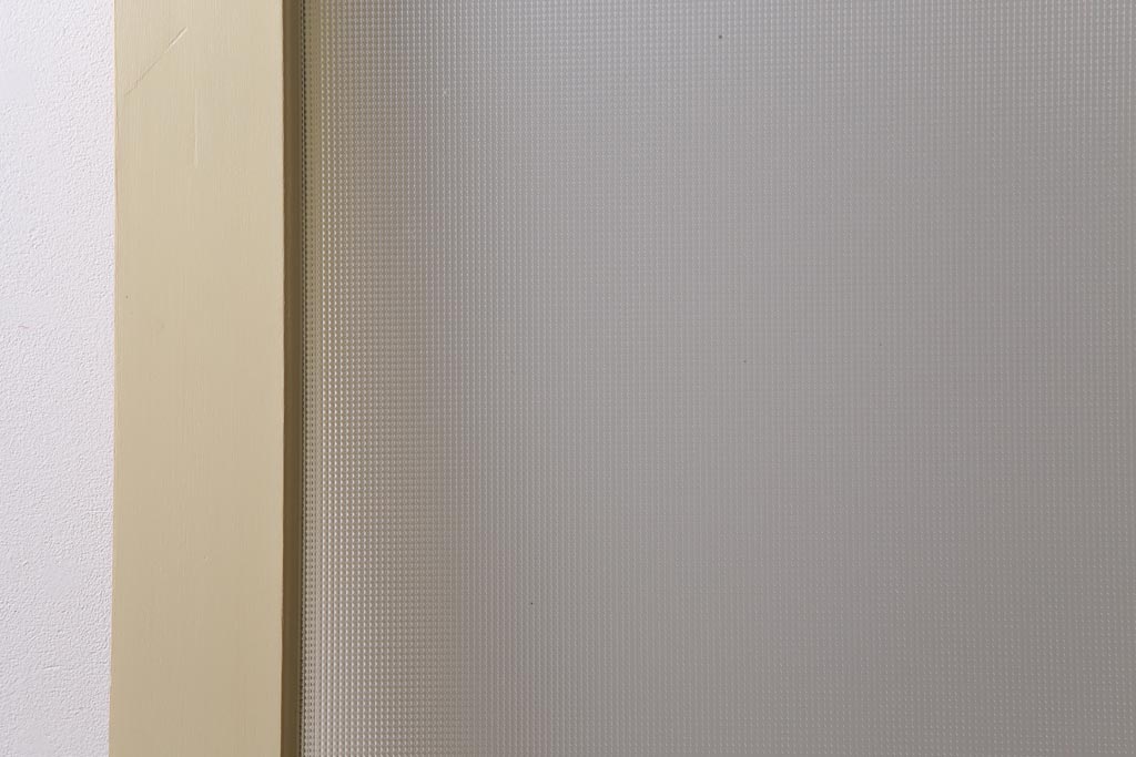 ペイント建具　明るい印象を与えるレトロなプレスガラス入りのドア(扉)