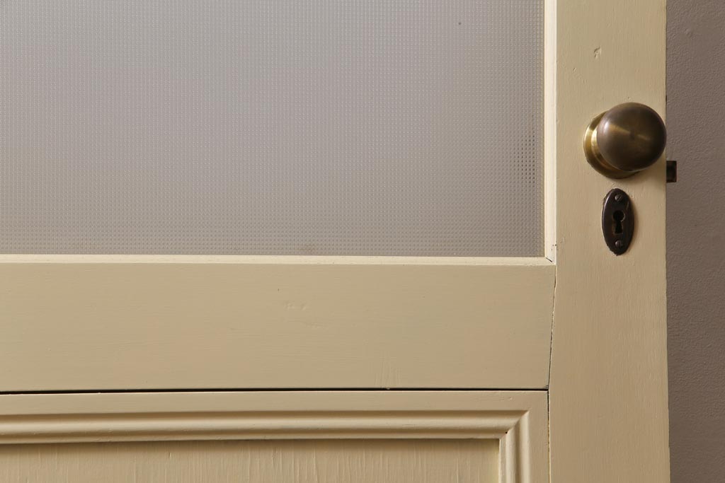 ペイント建具　明るい印象を与えるレトロなプレスガラス入りのドア(扉)