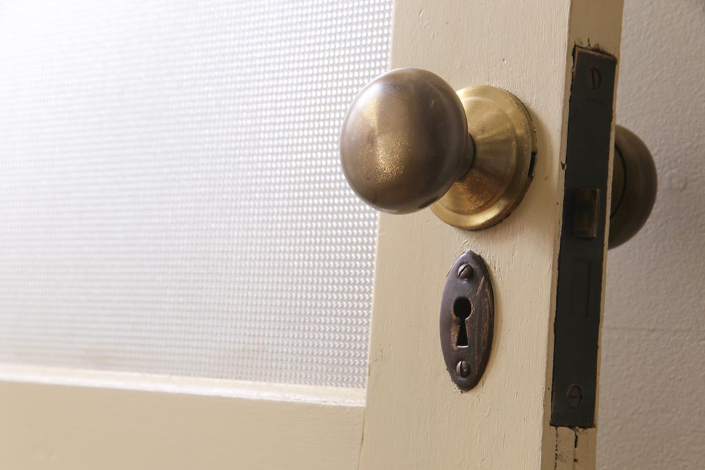 ペイント建具　明るい印象を与えるレトロなプレスガラス入りのドア(扉)