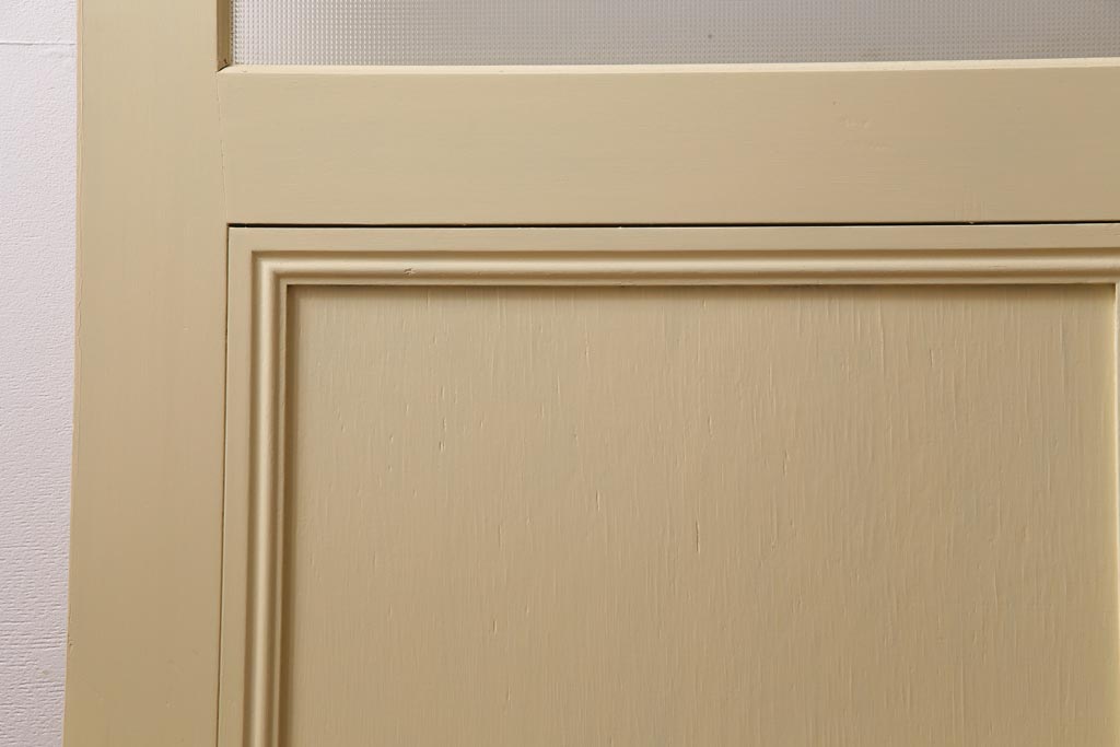 ペイント建具　明るい印象を与えるレトロなプレスガラス入りのドア(扉)
