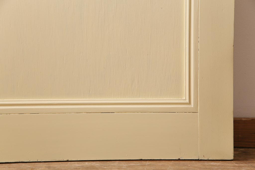 ペイント建具　明るい印象を与えるレトロなプレスガラス入りのドア(扉)