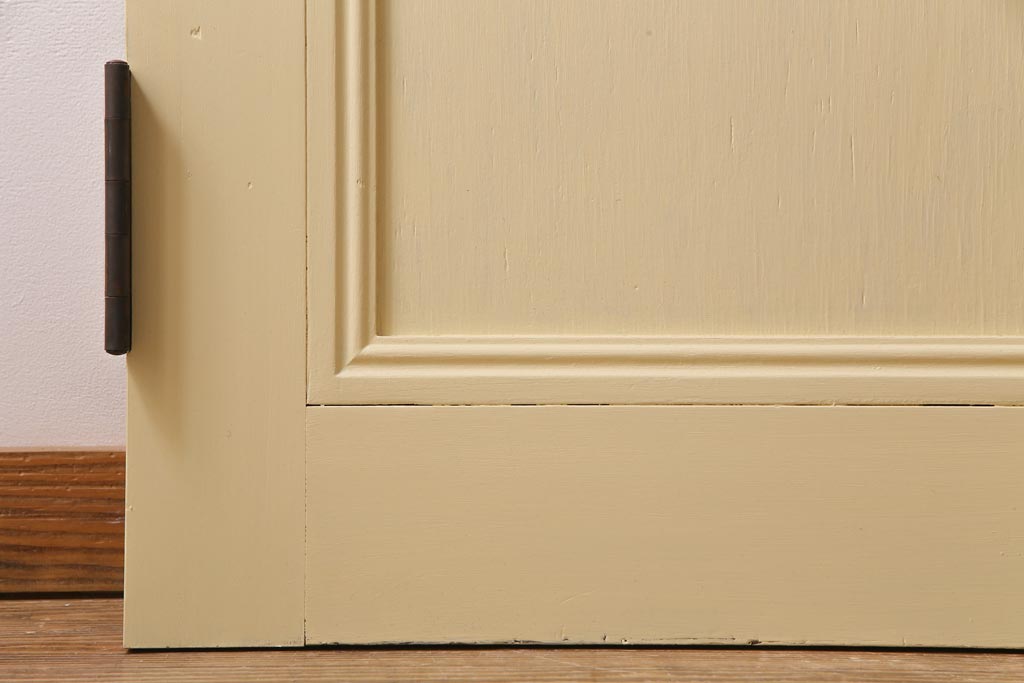 ペイント建具　明るい印象を与えるレトロなプレスガラス入りのドア(扉)