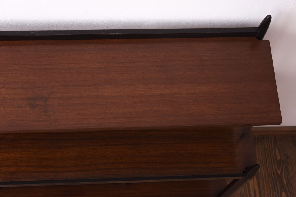 ヴィンテージ家具　イギリスビンテージ　G-PLAN(ジープラン)　Tola&Black　シャープなシルエットが格好良いサイドボード(収納棚)