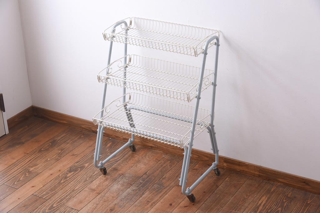 ペイント家具　フレンチ風のカラーが可愛らしいビンテージバスケットワゴン(キャスター付きスチールラック、陳列棚)