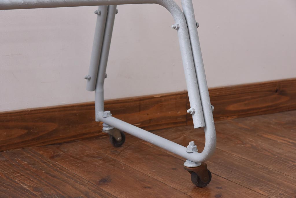 ペイント家具　フレンチ風のカラーが可愛らしいビンテージバスケットワゴン(キャスター付きスチールラック、陳列棚)