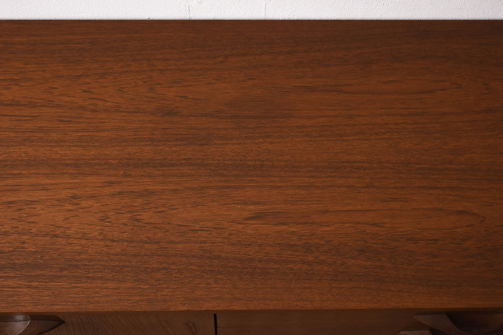 ヴィンテージ家具　北欧ビンテージ　チーク材　たっぷりの幅が魅力のシンプルなリビングボード(サイドボード)