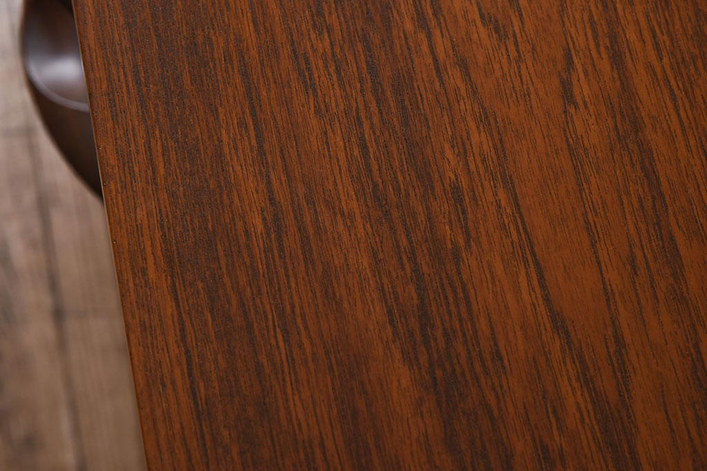 ヴィンテージ家具　北欧ビンテージ　チーク材　たっぷりの幅が魅力のシンプルなリビングボード(サイドボード)