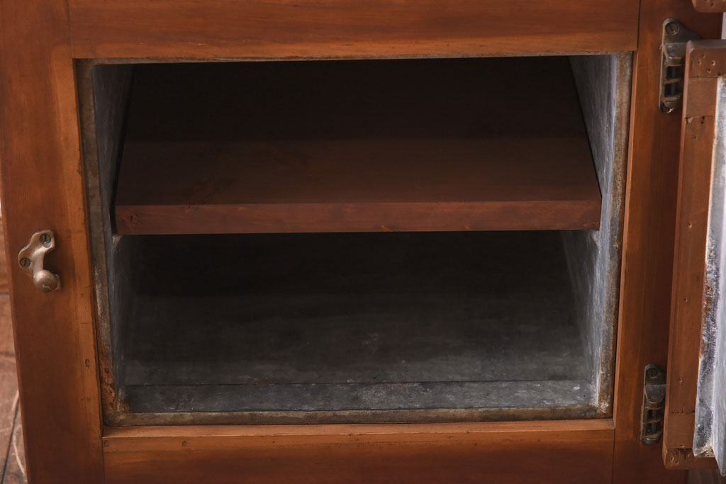 レトロ家具　昭和レトロ　リメイク　収納できる小振りな木製冷蔵庫(収納棚、ディスプレイ)