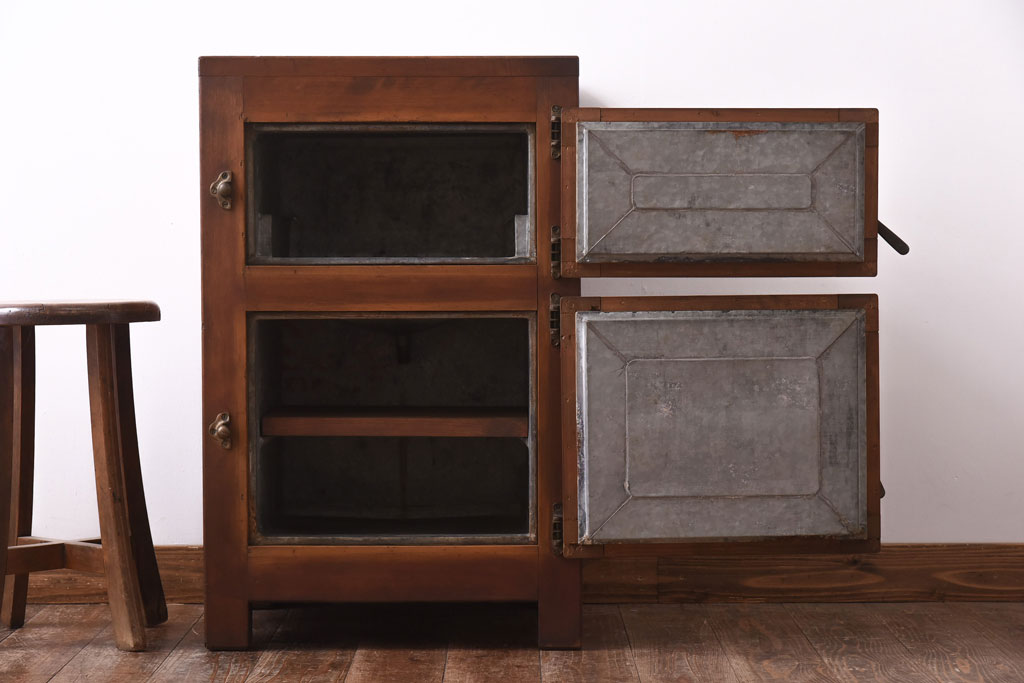 レトロ家具 昭和レトロ リメイク 収納できる小振りな木製冷蔵庫(収納棚