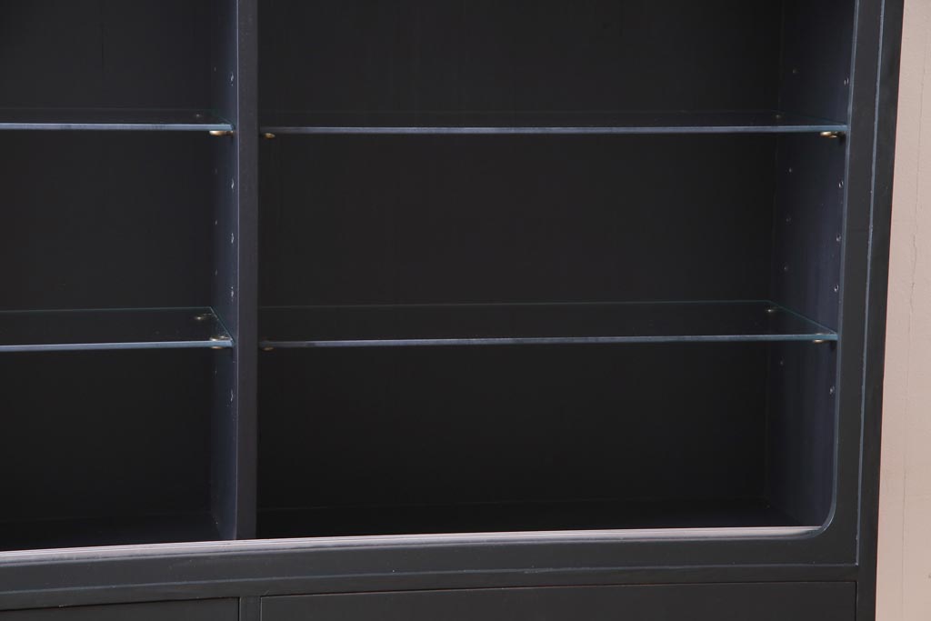 ヴィンテージ家具　イギリスビンテージ　リペイント　シックな色味の引き出し付き吊り戸棚(収納棚、飾り棚)