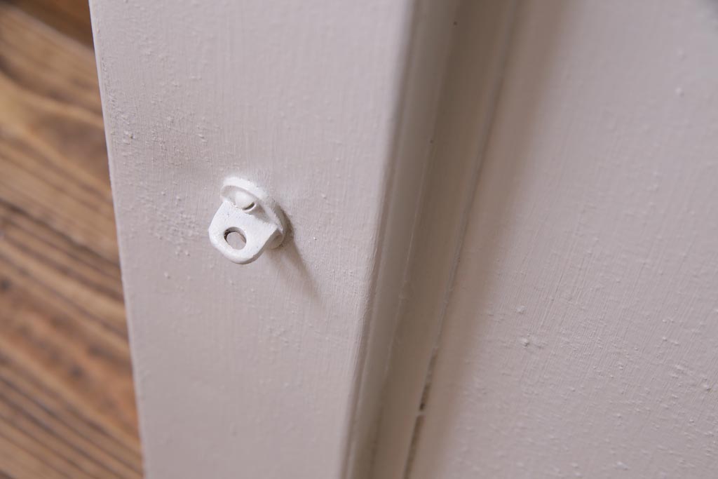 ペイント建具　明るい印象を与えるレトロなプレスガラス入りの鉄製ドア(扉)