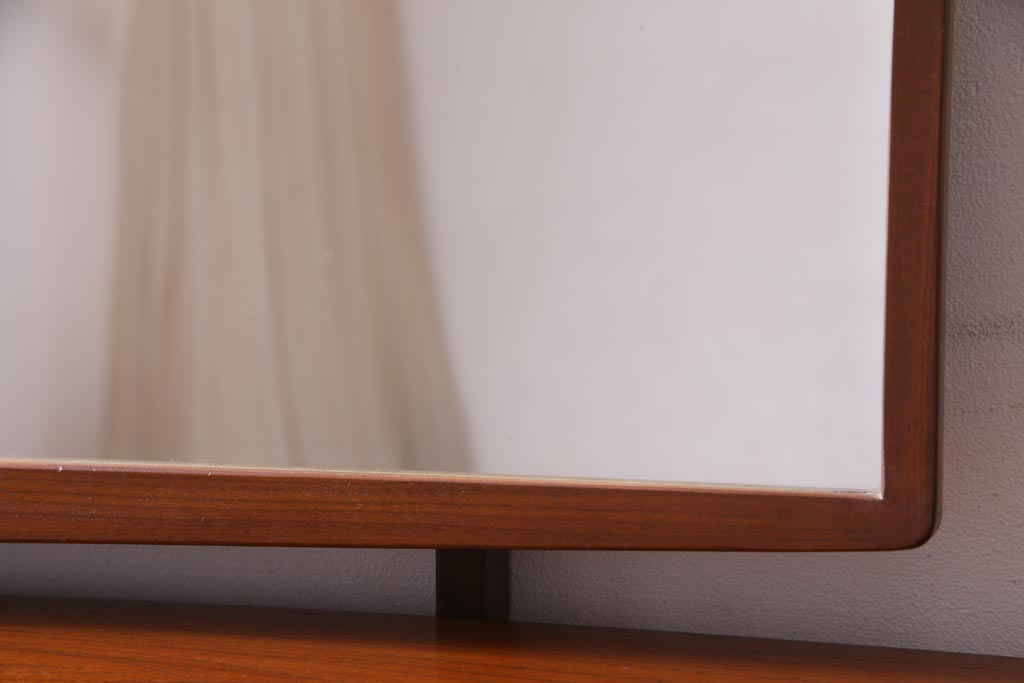 ヴィンテージ家具　北欧ビンテージ　G-PLAN(ジープラン)　大きなミラーが印象的なドレッサー(化粧台)