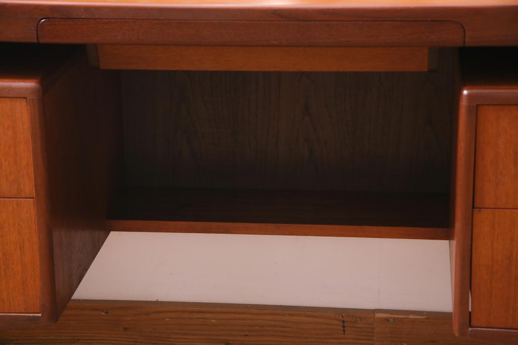 ヴィンテージ家具　北欧ビンテージ　G-PLAN(ジープラン)　大きなミラーが印象的なドレッサー(化粧台)