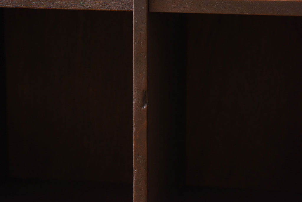 レトロ家具　昭和レトロ　脚付き　シックな色味が魅力のマス目棚(収納棚、飾り棚、陳列棚)