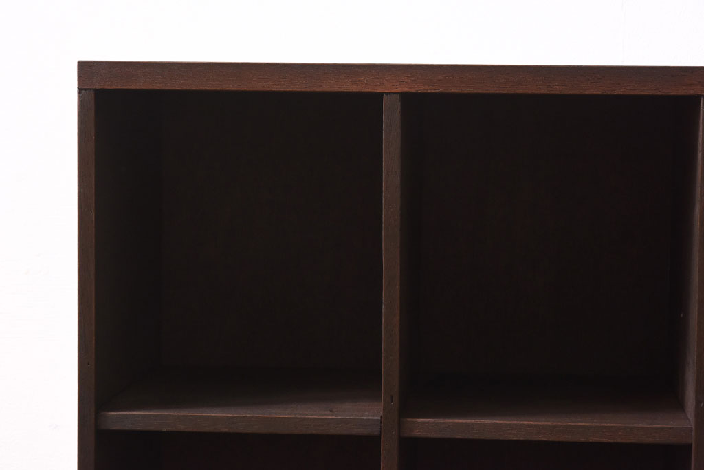 レトロ家具　昭和レトロ　学校の棚をリメイクした脚付きマス目棚(ロッカー、収納棚)