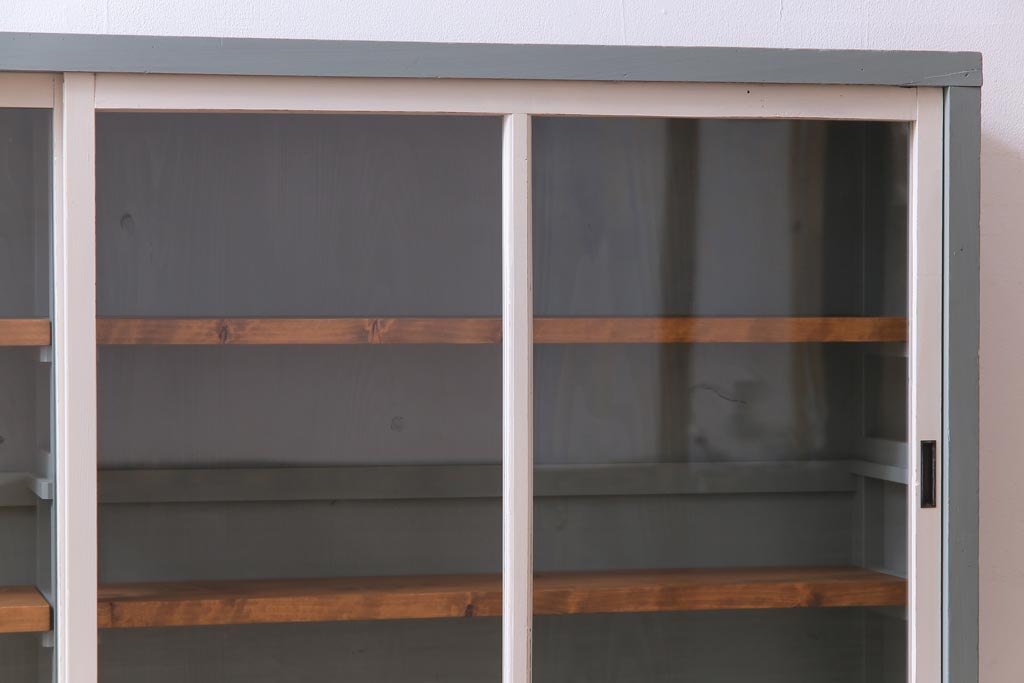 和製アンティーク　ペイント家具　薄型　レトロシャビーな雰囲気がお洒落なガラス戸棚(収納棚、飾り棚)