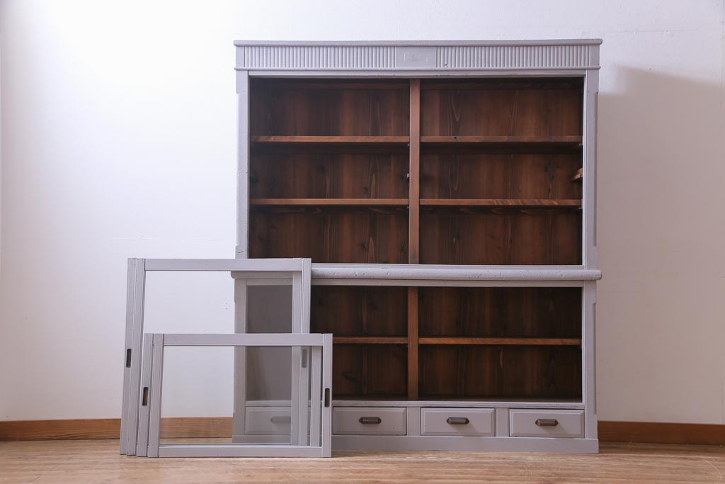 幻想的 食器棚としてはもちろん本棚やコレクションラックとしても大