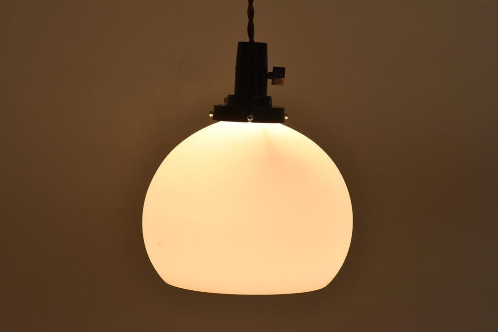 昭和レトロ　丸い形とマットな質感が可愛らしいペンダントライト(天井照明、電笠、シェード)