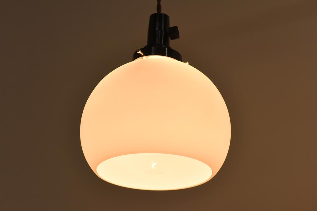 昭和レトロ　丸い形とマットな質感が可愛らしいペンダントライト(天井照明、電笠、シェード)
