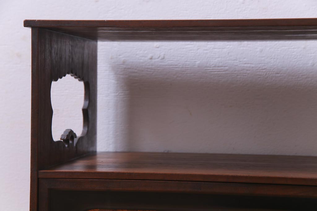 アンティーク家具　大正昭和期　網代編み　透かし彫りが目を惹く小ぶりな戸棚(飾り棚、収納棚)
