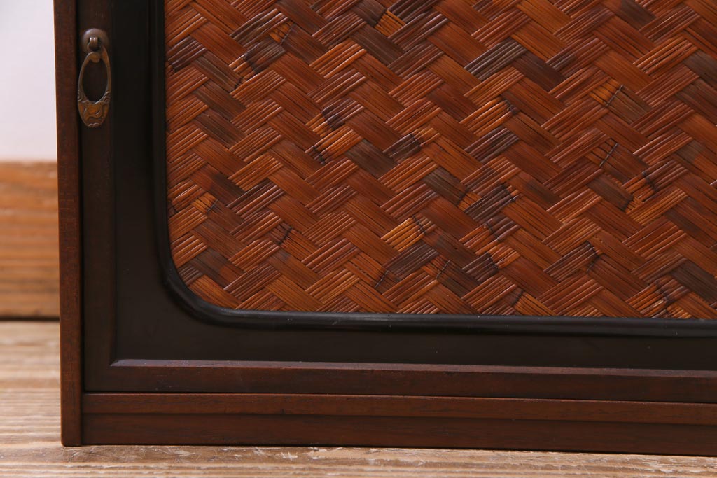 アンティーク家具　大正昭和期　網代編み　透かし彫りが目を惹く小ぶりな戸棚(飾り棚、収納棚)