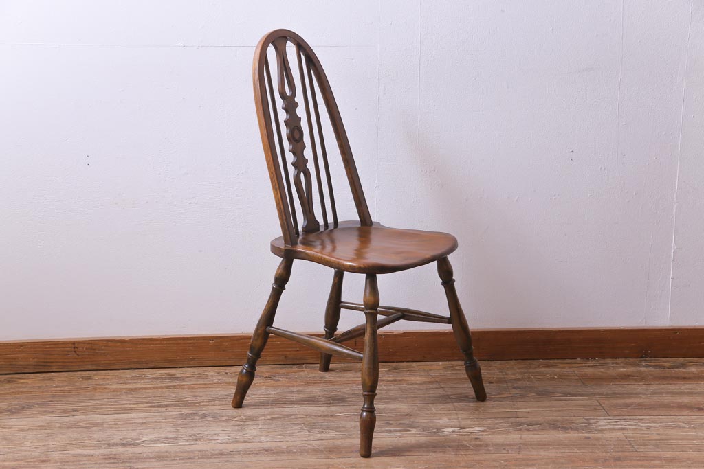 ヴィンテージ家具　イギリスビンテージ　背もたれのデザインが目を惹く北欧スタイルダイニングチェア
(2)
