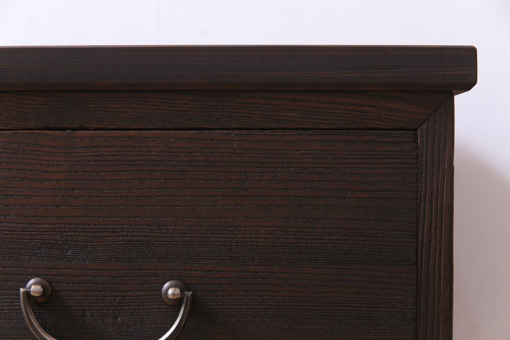 アンティーク家具　和製アンティーク　引手金具がスタイリッシュでおしゃれな箪笥ローボード(ローチェスト)