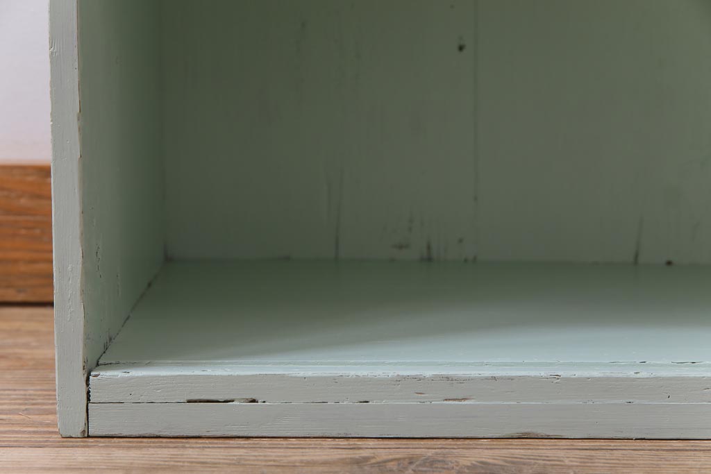 ペイント家具　フレンチシャビーな空間によく似合うパステルカラーの収納棚