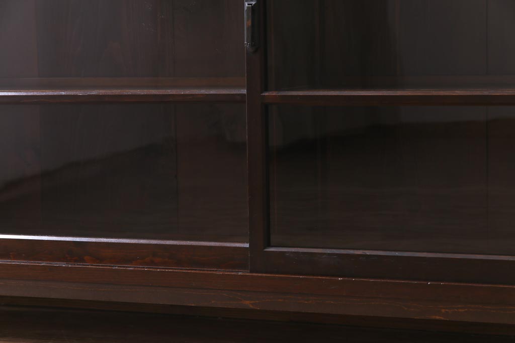 レトロ家具　和製アンティーク　ゆらゆらガラスがレトロな雰囲気を演出する戸棚(収納棚、飾り棚)