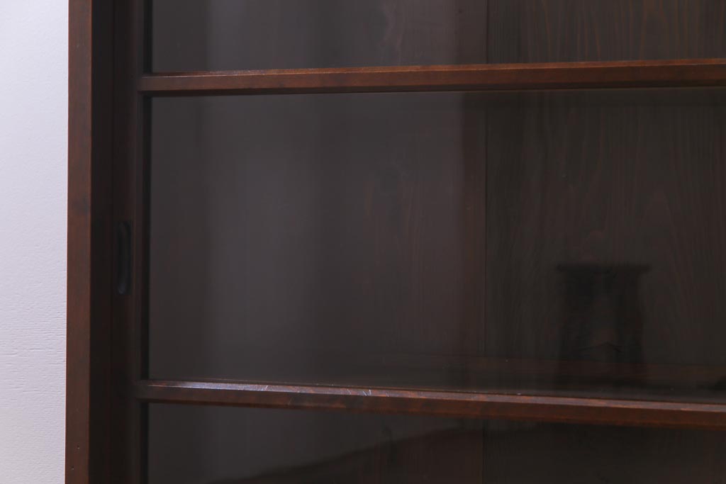 レトロ家具　和製アンティーク　ガラスのゆらぎが味わい深いレトロな戸棚(収納棚、飾り棚)
