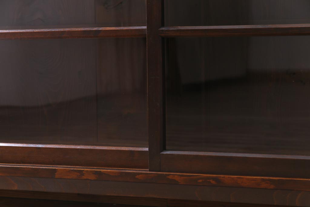 レトロ家具　和製アンティーク　ガラスのゆらぎが味わい深いレトロな戸棚(収納棚、飾り棚)