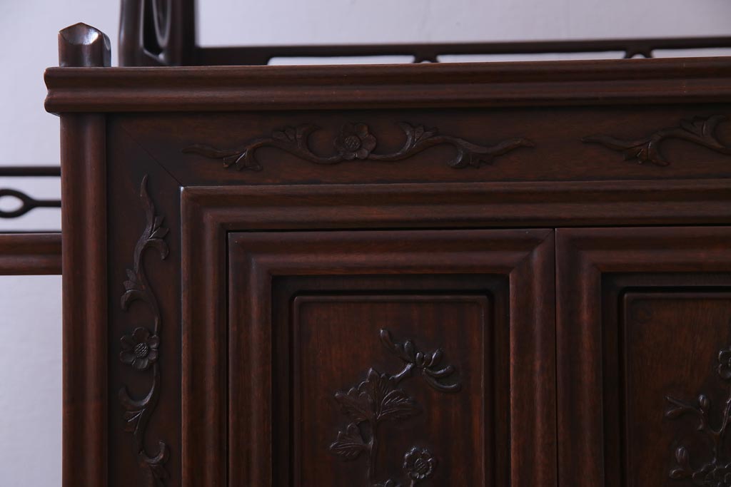 アンティーク家具　和製アンティーク　唐木　花鳥模様の彫りが華やかな飾り棚(収納棚、茶棚)