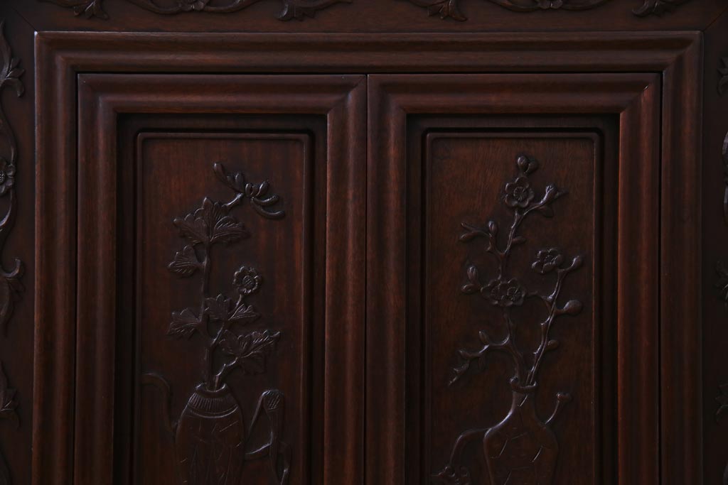 アンティーク家具　和製アンティーク　唐木　花鳥模様の彫りが華やかな飾り棚(収納棚、茶棚)