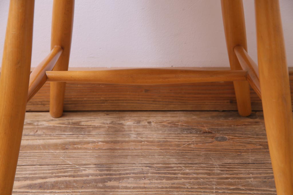 ヴィンテージ家具　ビンテージ　飛騨産業　キツツキ　明るい色味で空間をぱっと明るくしてくれるブナ材アームチェア(1)