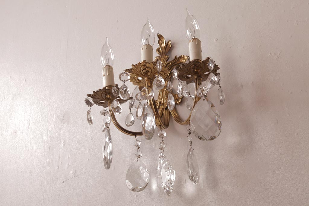 フランスアンティーク　3灯　華やかな存在感を放つクリスタルドロップ付き壁掛けシャンデリア(ウォールブラケット)