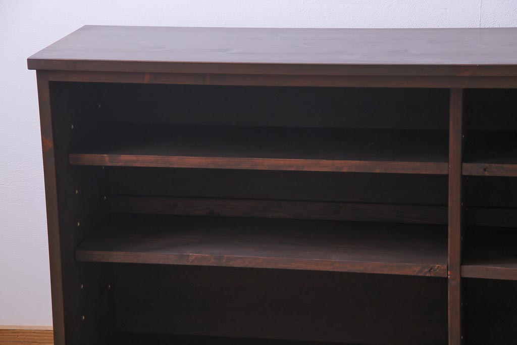 ラフジュ工房オリジナル　明治期　引き戸が趣添えるシンプルな収納棚(サイドボード)