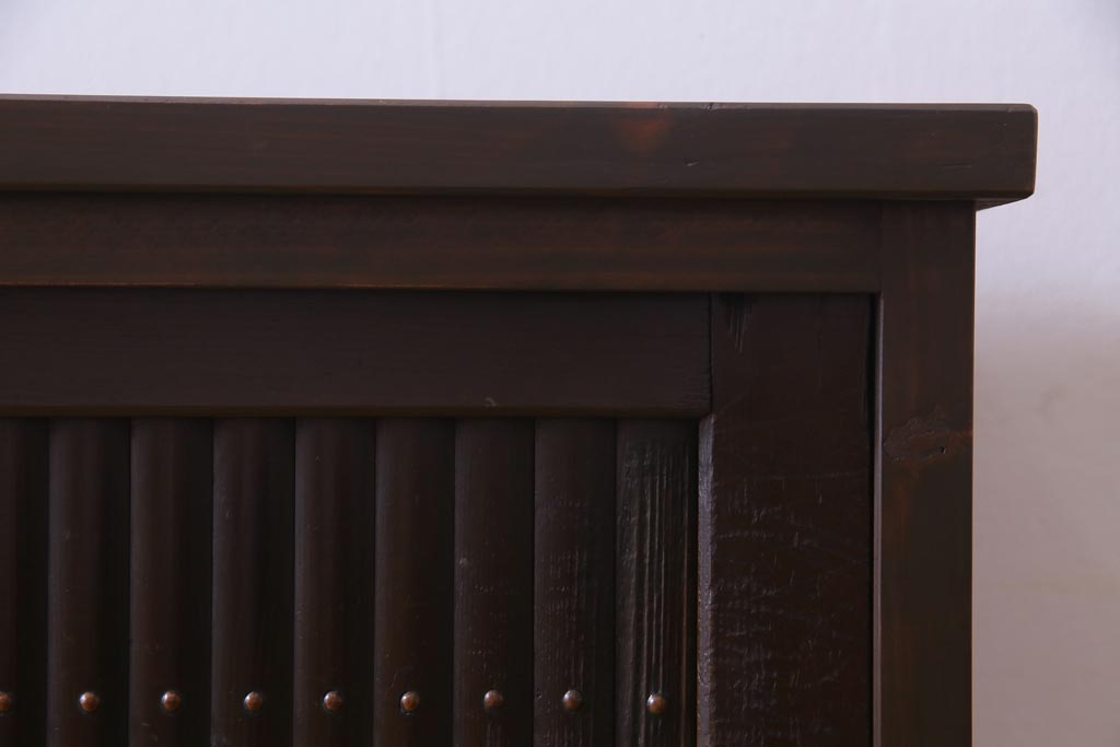 ラフジュ工房オリジナル　明治期　引き戸が趣添えるシンプルな収納棚(サイドボード)