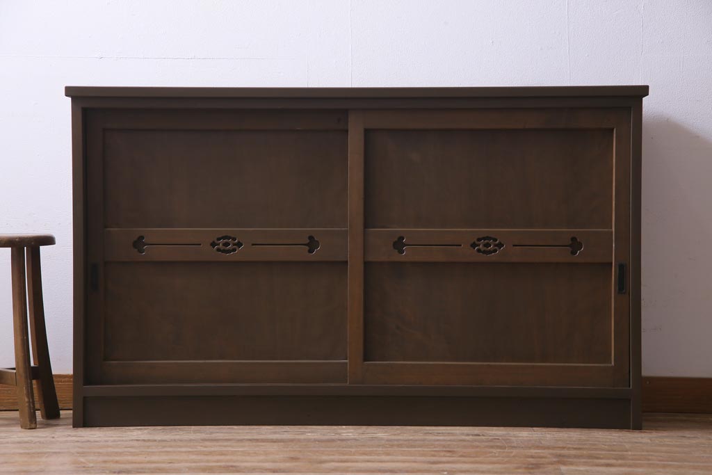 ラフジュ工房オリジナル　扉の意匠が目を惹く古い建具を使ったリメイク戸棚(ローボード、収納棚)