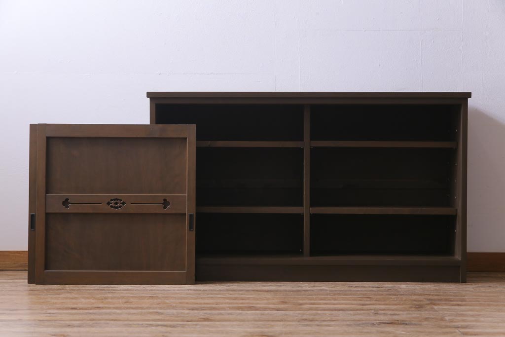 ラフジュ工房オリジナル　扉の意匠が目を惹く古い建具を使ったリメイク戸棚(ローボード、収納棚)