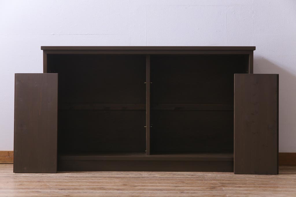 ラフジュ工房オリジナル　扉の意匠が目を惹く古い建具を使ったリメイク戸棚(ローボード、収納棚)