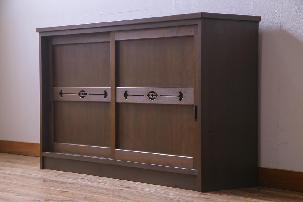 ラフジュ工房オリジナル　扉の意匠が目を惹く古い建具を使ったリメイク戸棚(ローボード、収納棚)