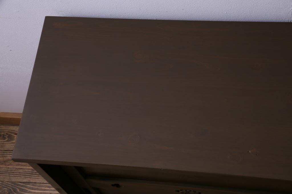 ラフジュ工房オリジナル　扉の意匠が目を惹く古い建具を使ったリメイク戸棚(ローボード、収納棚)