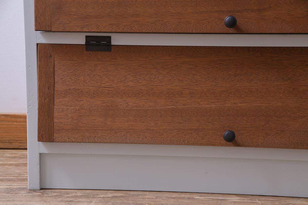 リメイク家具　パタパタ扉　淡いペイントと木色が優しげな雰囲気の収納棚(4段タイプ)(戸棚、下駄箱)