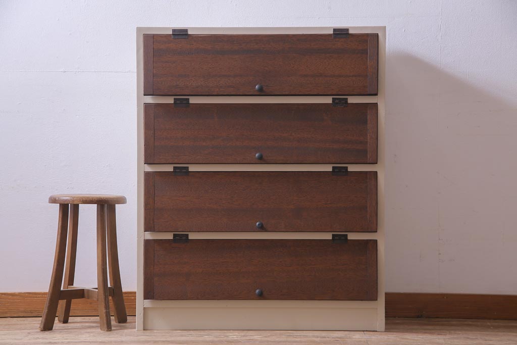リメイク家具　ペイント　落ち着いた色味が温かみ感じるパタパタ扉の収納棚(4段タイプ)(戸棚、下駄箱)