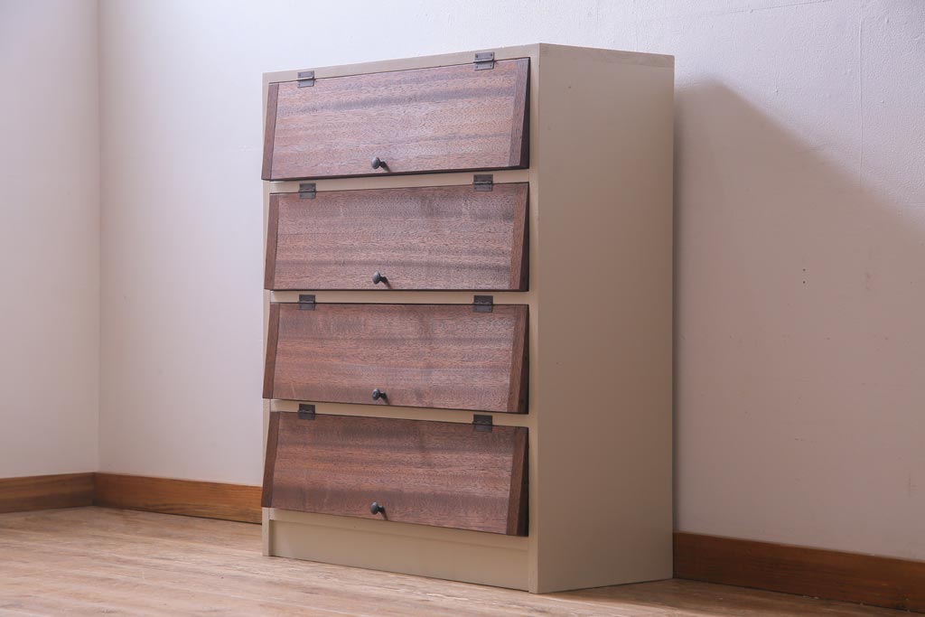 リメイク家具　ペイント　落ち着いた色味が温かみ感じるパタパタ扉の収納棚(4段タイプ)(戸棚、下駄箱)